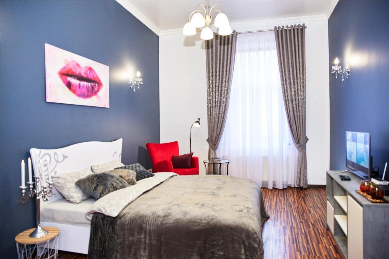 Designer Apartment In The Center Лвив Екстериор снимка