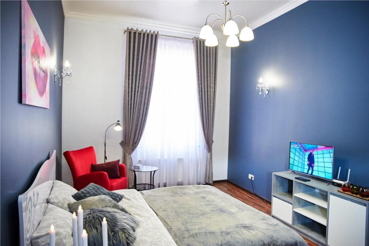 Designer Apartment In The Center Лвив Екстериор снимка