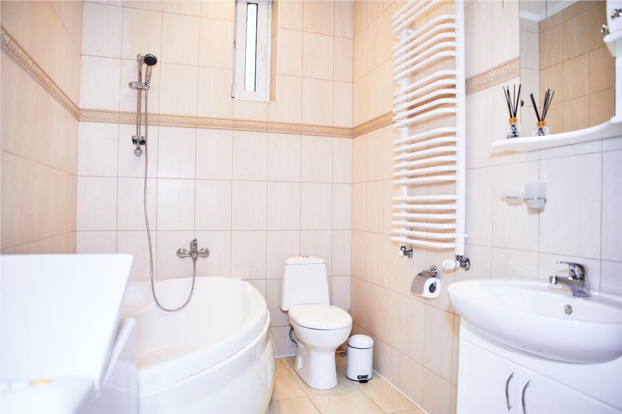 Designer Apartment In The Center Лвив Екстериор снимка