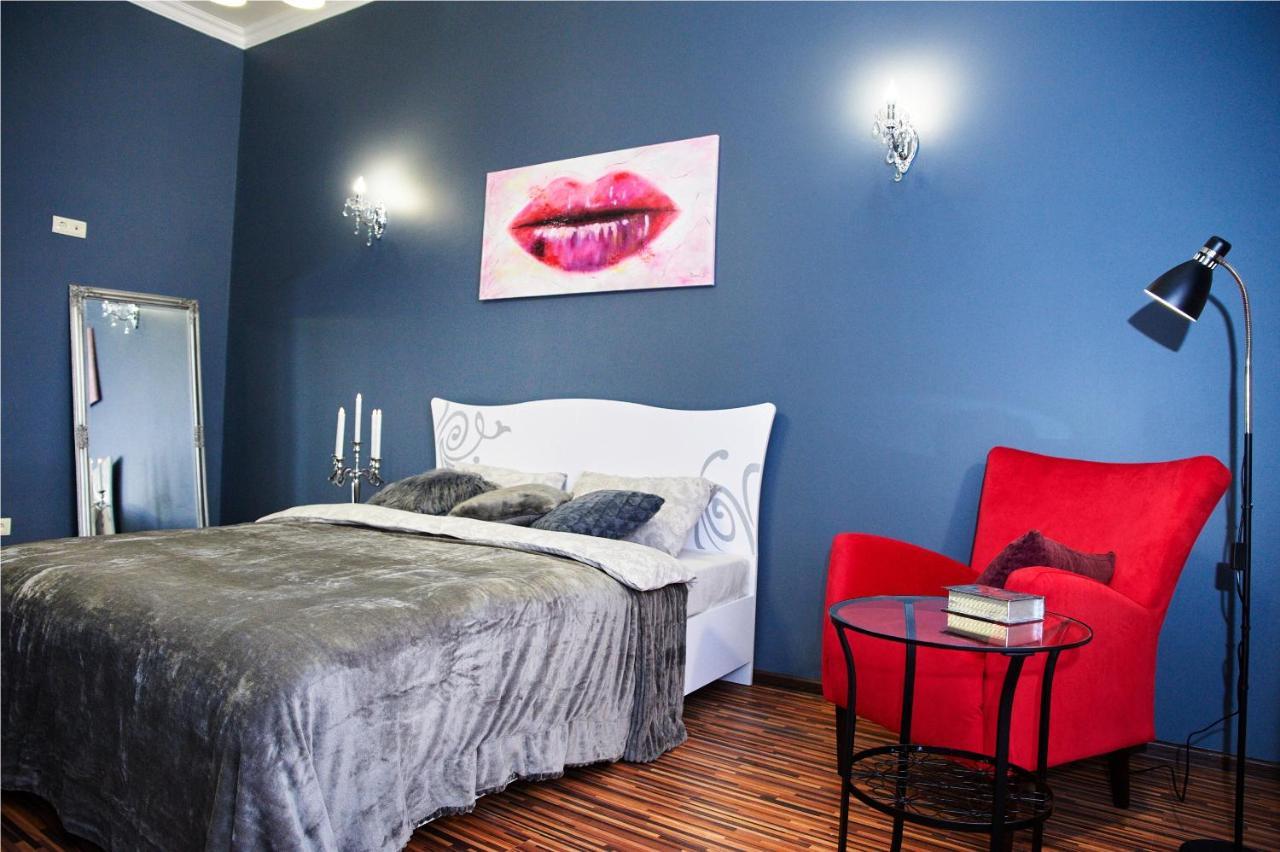 Designer Apartment In The Center Лвив Екстериор снимка
