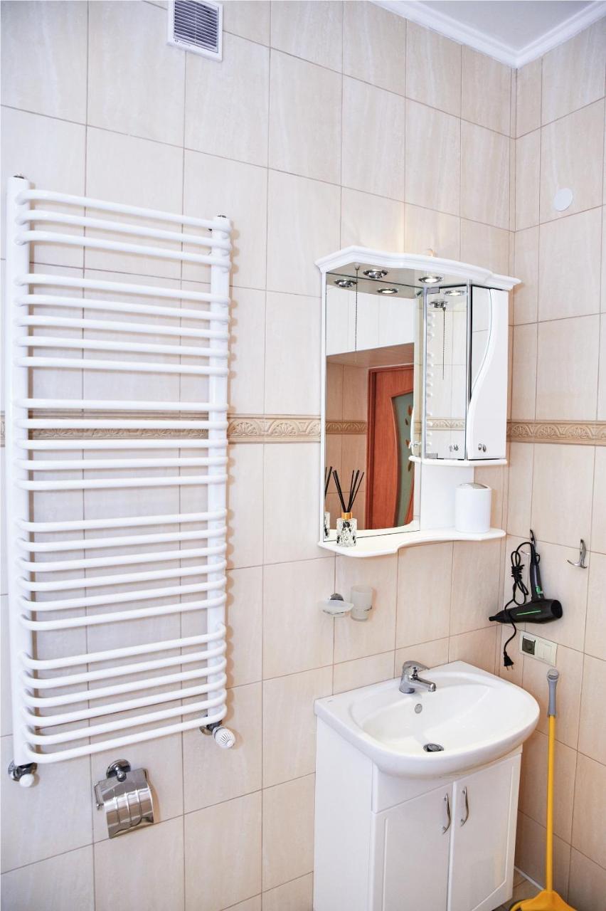 Designer Apartment In The Center Лвив Екстериор снимка