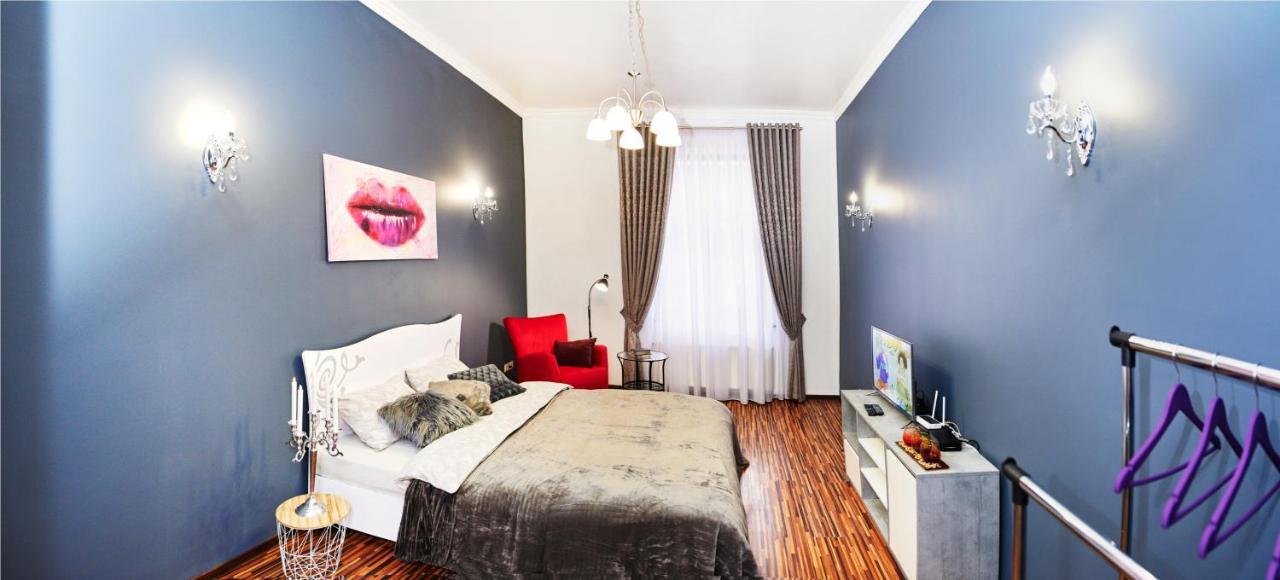 Designer Apartment In The Center Лвив Екстериор снимка